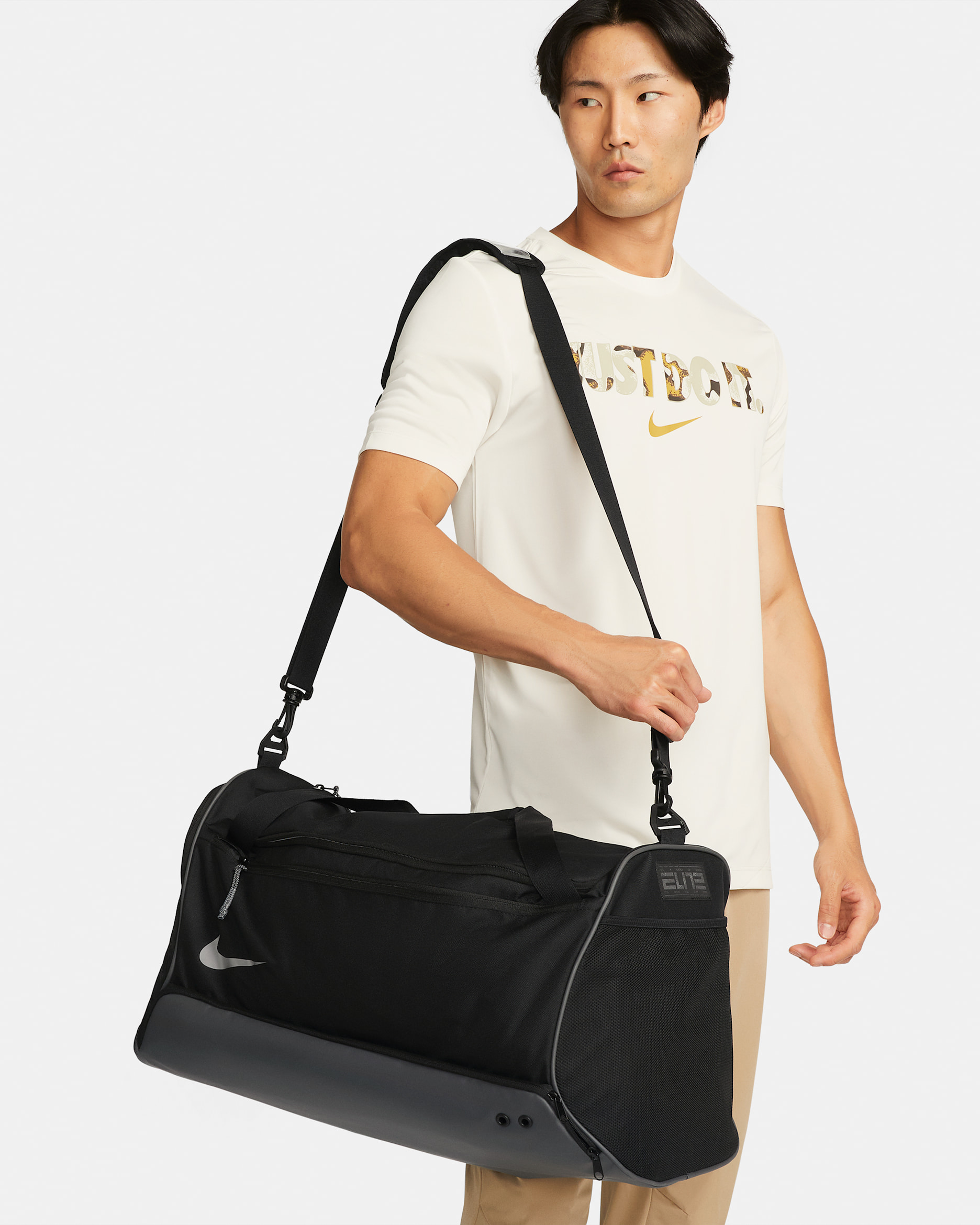 Nike Hoops Elite Duffel Bag (57L). Nike ID